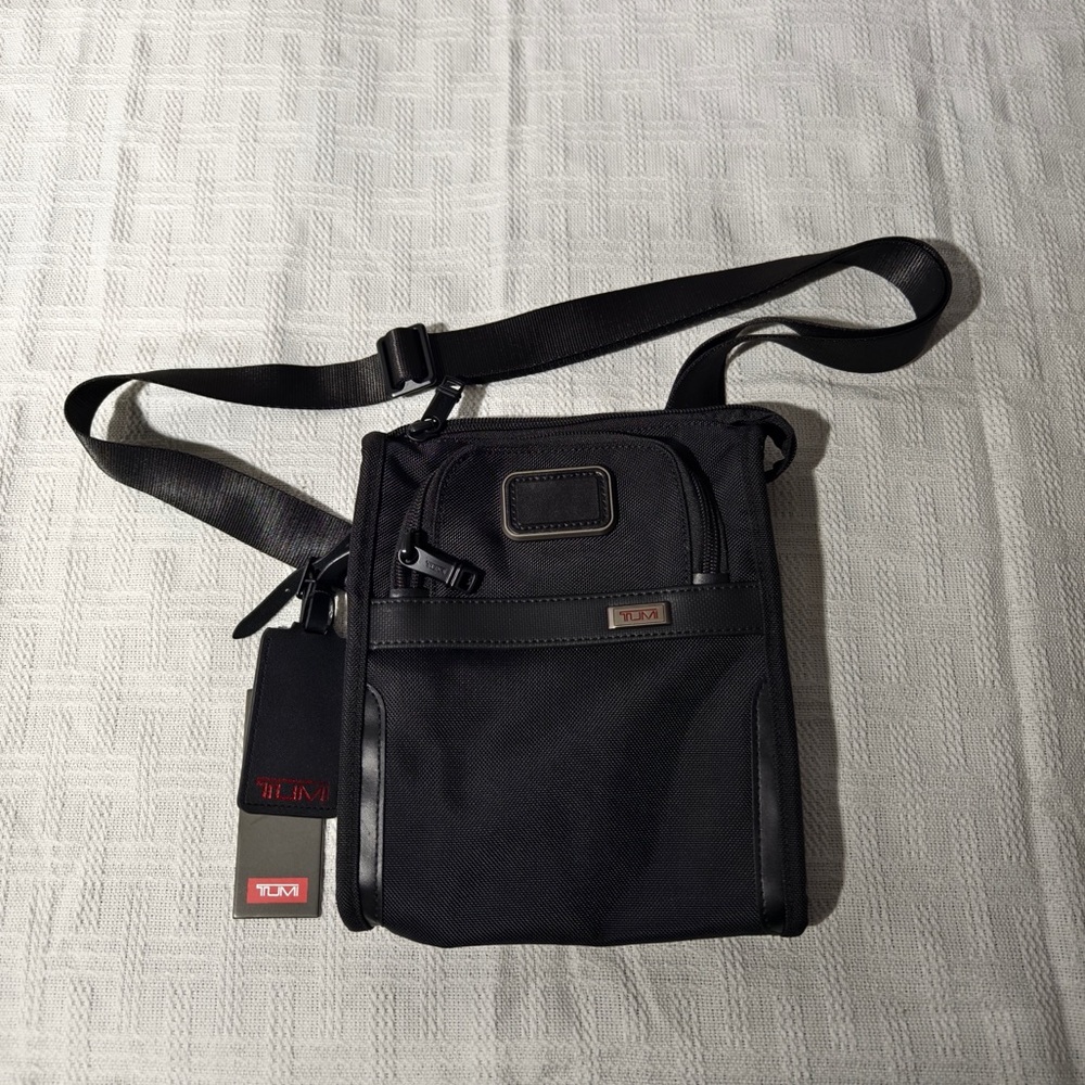 🌺 Tumi Men's Black Vertical Ballistic Nylon Shoulder Bag